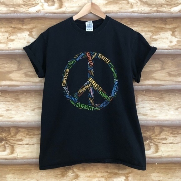 University of Wisconsin Social Work 2015 peace sign tee size medium - Picture 7 of 7